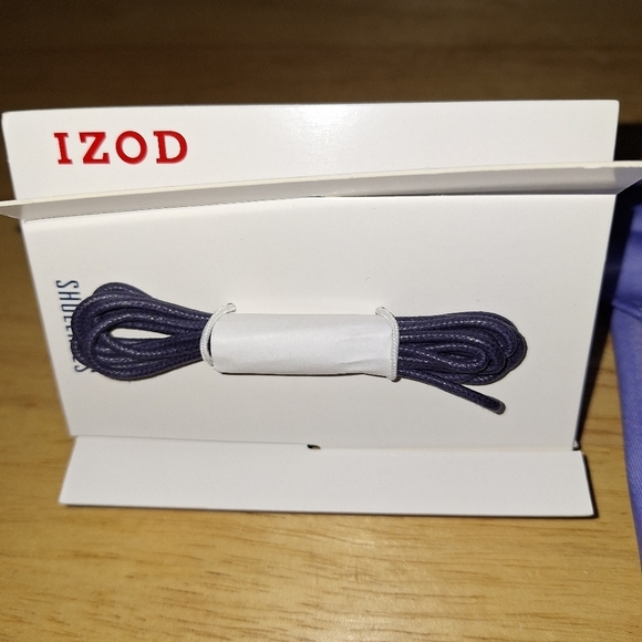 An Izod 3 piece men must have style set with a bowtie, shoestrings, handkerchief - Picture 7 of 7